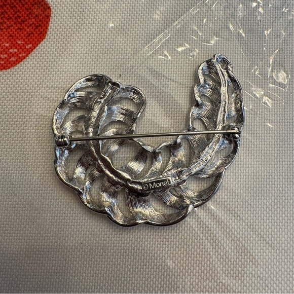 Vintage Signed Monet Leaf Brooch - Picture 3 of 4